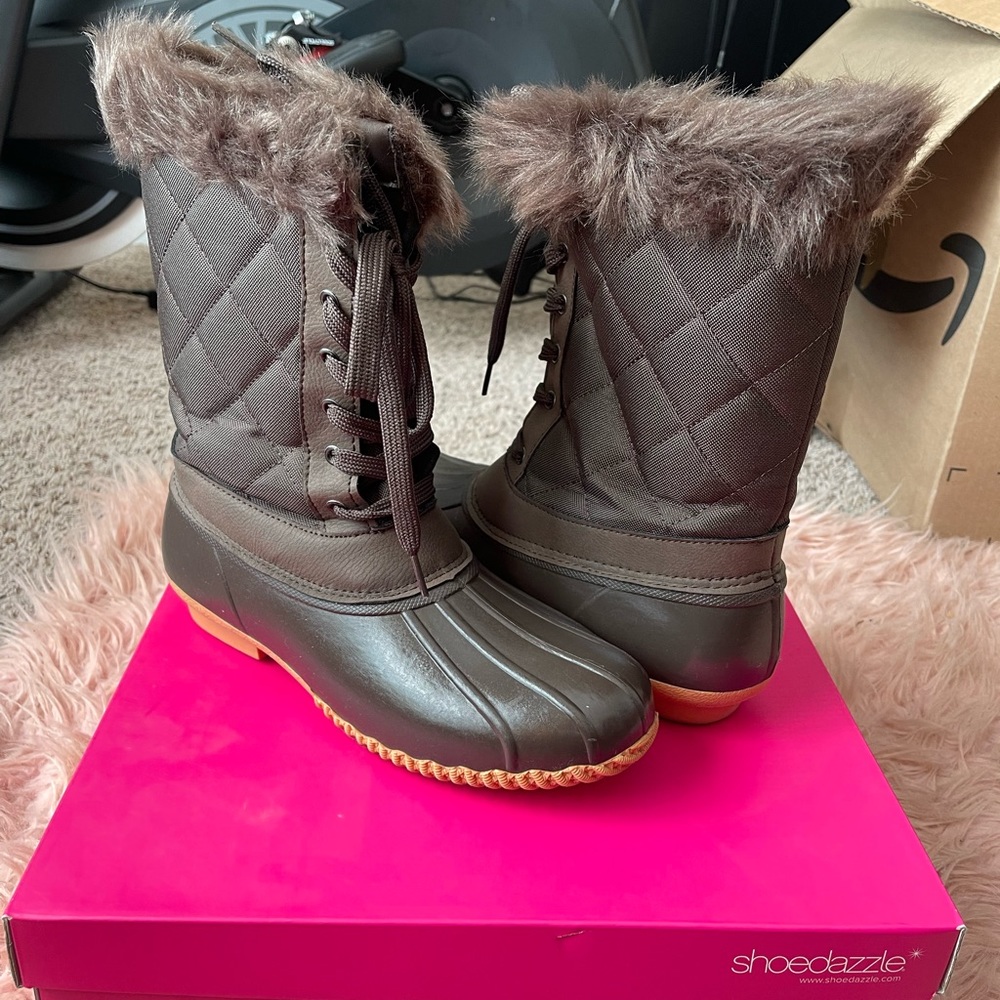 Duck boots with fur trim